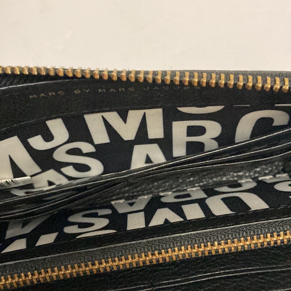 MARC by Marc Jacobs
Classic Q Slim Zip Continental Wallet, Black - Picture 7 of 11
